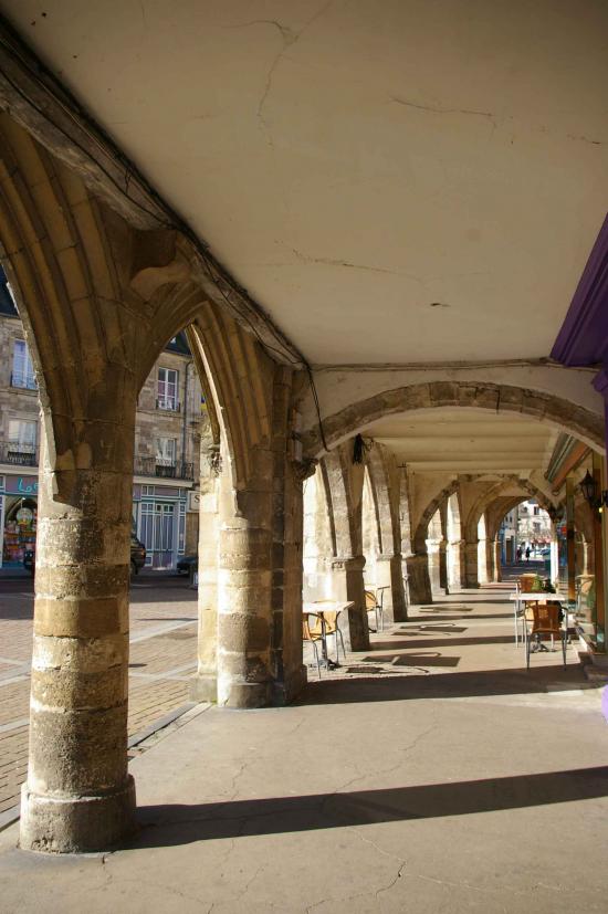 les arcades médiévales ( XVe s.) vestiges d'un marché couvert