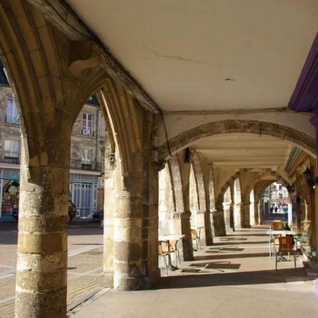 les arcades médiévales ( XVe s.) vestiges d'un marché couvert